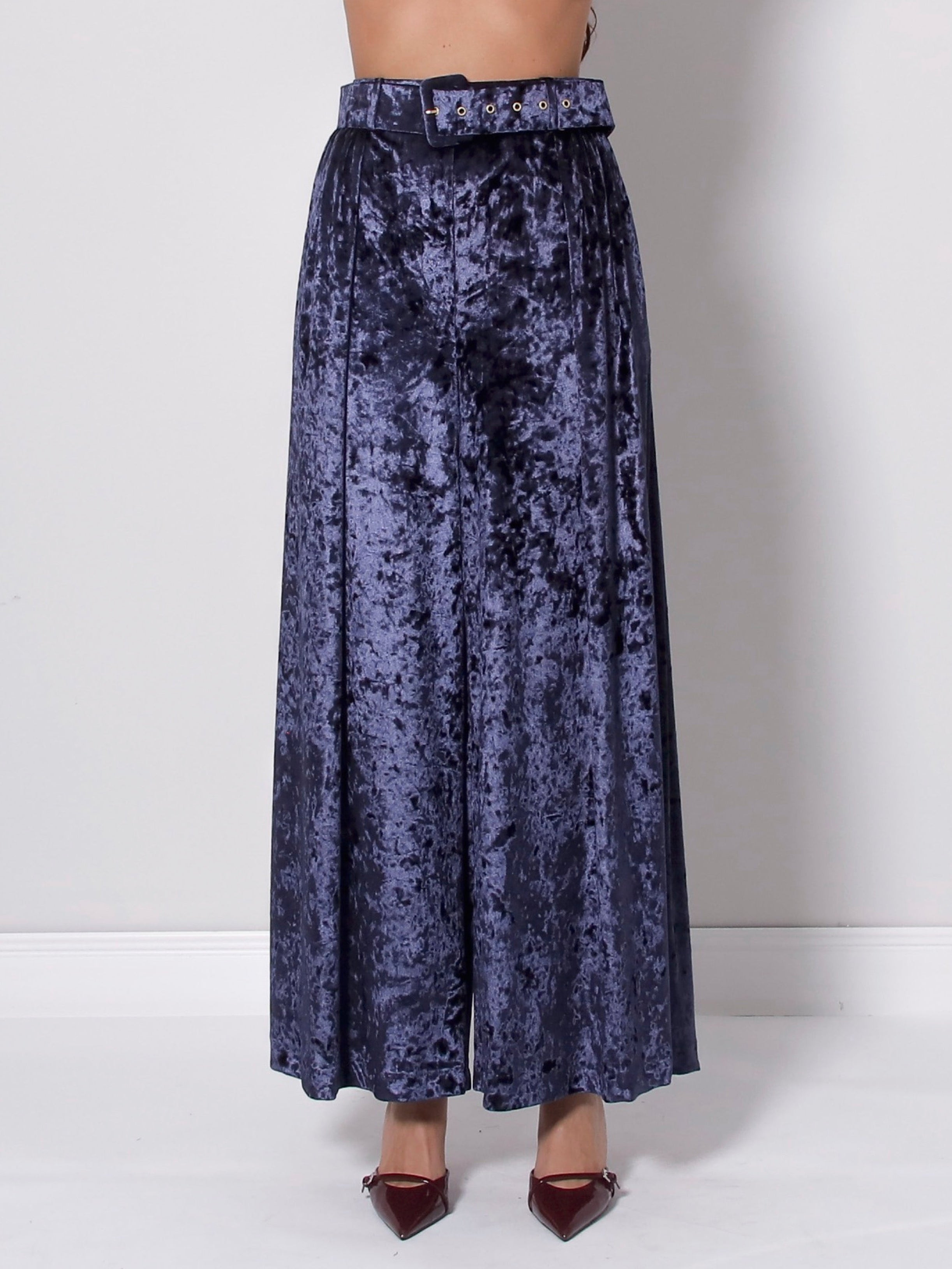 PANTALONE GAMBA LARGA E PINCES